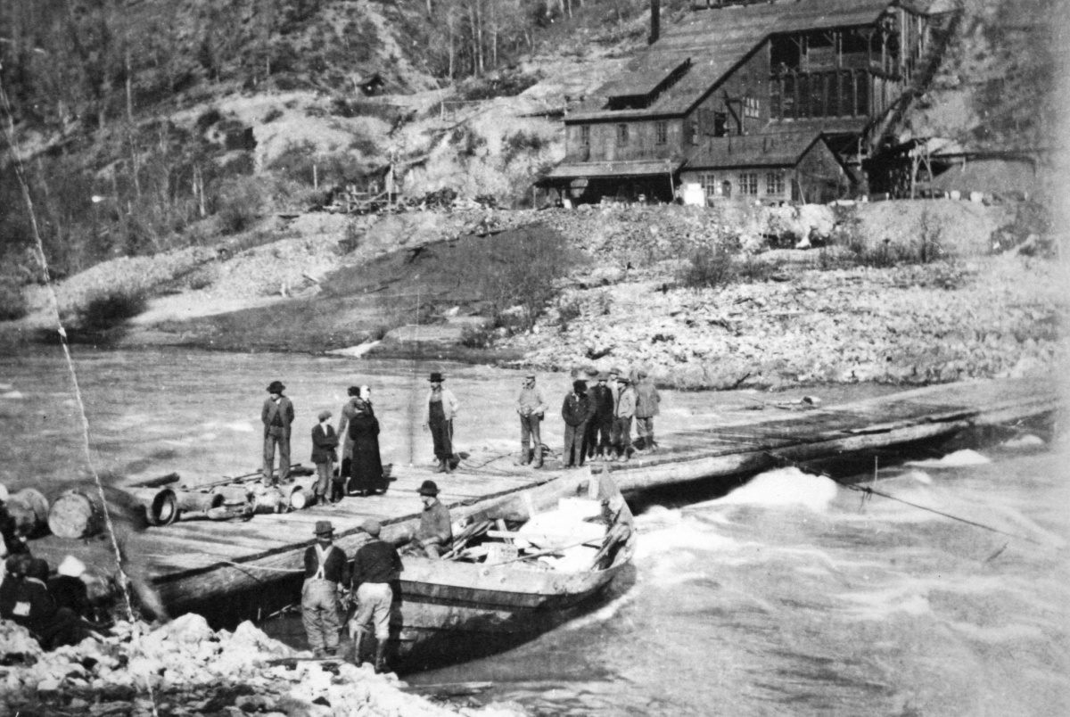 Black and white photo of locals along the Rogue River in Oregon