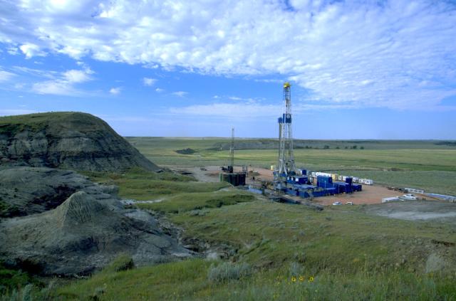 Photo of oil and gas rig in north dakota