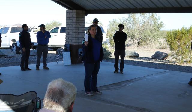 BLM employee in uniform address volunteer group.